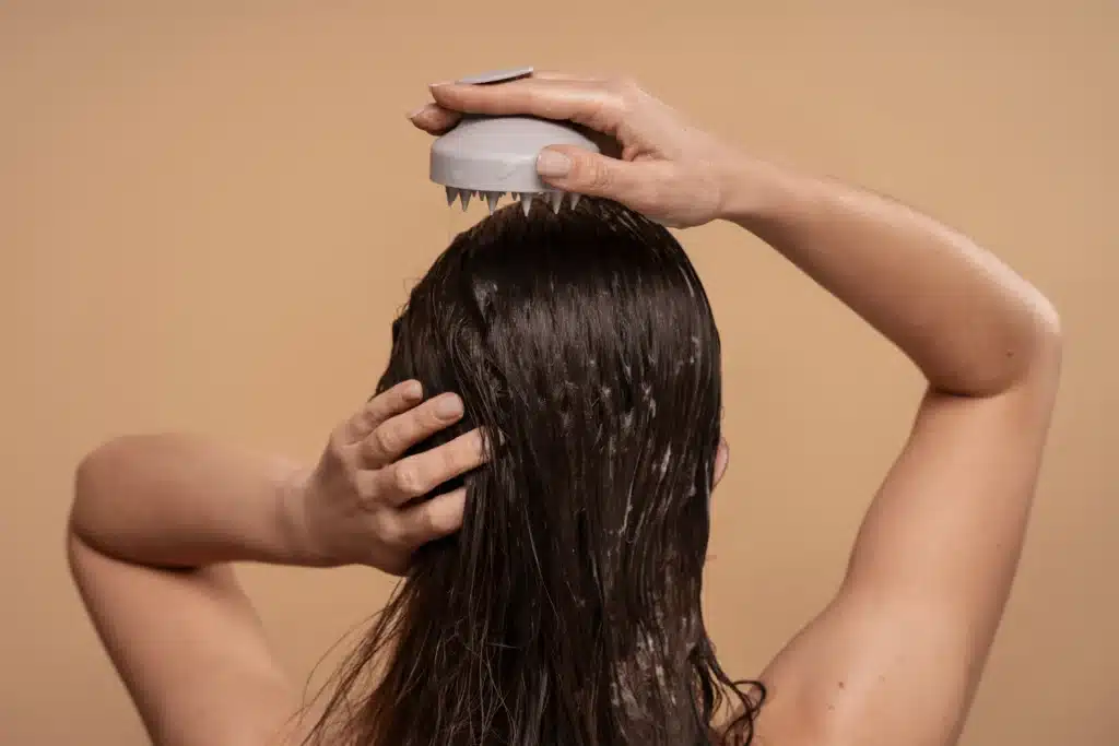 Persona cuidando de su cabello y sus folículos pilosos