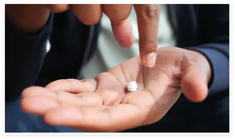 Persona tomando pastilla de dutasteride