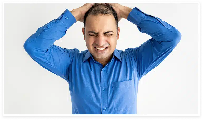 hombre sufriendo de picazón en la cabeza por dermatitis seborreica
