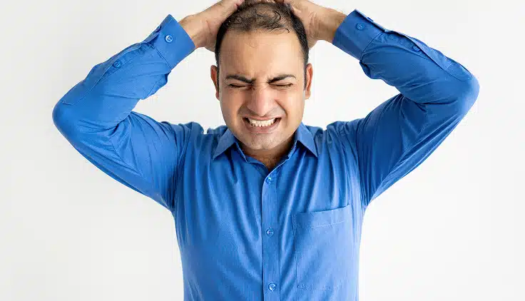 hombre sufriendo de picazón en la cabeza por dermatitis seborreica